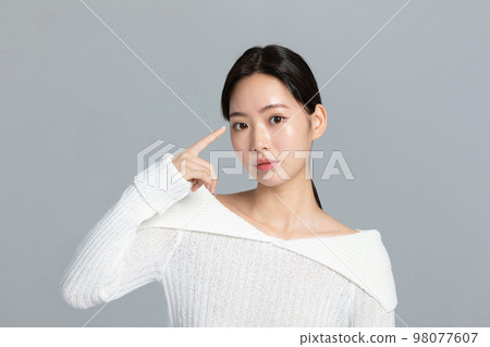 beautiful young Korean Asian woman portrait studio photo in winter skin beauty and cosmetics concept__dry eye 98077607