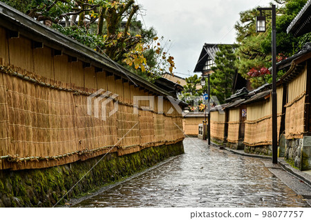 初冬的金澤長町武家敷遺址風景 98077757