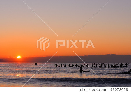 衝浪者觀看今年的第一個日出(剪影) 衝浪者觀看今年的第一個日出(剪影) 98078028