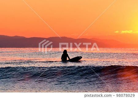 衝浪者觀看今年的第一個日出（剪影） 98078029