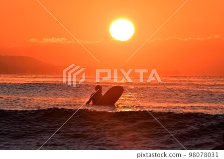 衝浪者觀看今年的第一個日出（剪影） 98078031