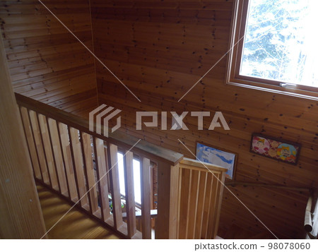 明亮的光線穿過窗戶的樓梯 98078060