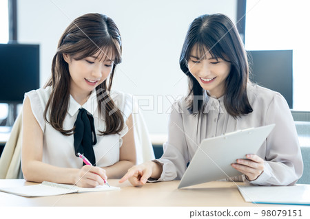 女上司和下屬在辦公室開會 98079151