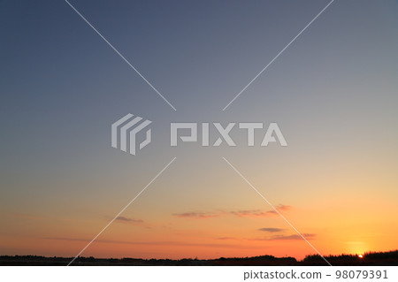 落日的天空和落日的雲彩 98079391