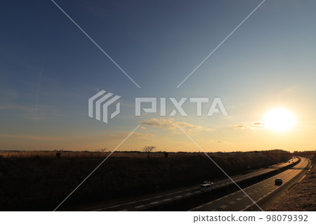 落日的天空和落日的雲彩 98079392