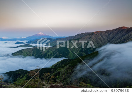 富士山，Tonodake山和雲海，黎明時從Sannoto的Tanzawa Omote Ridge出發的瀑布雲 98079688