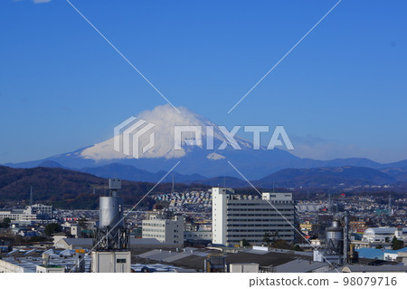 Winter scenery of winter blue sky and snow-capped Mt. Fuji Winter scenery of winter blue sky and snow-capped Mt. Fuji 98079716
