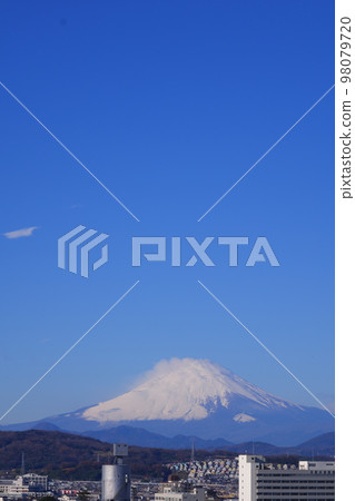 Winter scenery of winter blue sky and snow-capped Mt. Fuji Winter scenery of winter blue sky and snow-capped Mt. Fuji 98079720