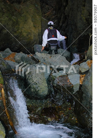 Mountain stream fishing lifted, fishing upstream in Tanzawa's makko swamp where snow remains Mountain stream fishing lifted, fishing upstream in Tanzawa's makko swamp where snow remains 98079907