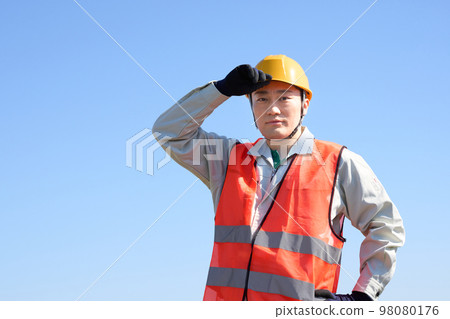 一個穿著安全背心的男人會轉動他的目光 98080176
