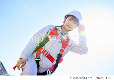 穿著全套安全帶的女工在高處工作施工現場形象 98080179