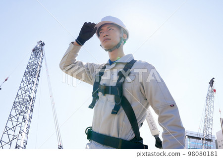男工身穿全套安全帶高空作業施工現場形象 98080181