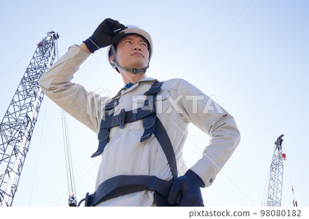 男工身穿全套安全帶高空作業施工現場形象 98080182