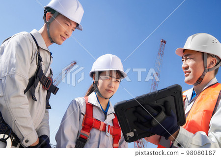 工人在施工現場開會 土木工程施工現場形象 工人在施工現場開會 土木工程施工現場形象 98080187