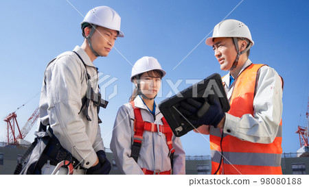 工人在施工現場開會 土木工程施工現場形象 工人在施工現場開會 土木工程施工現場形象 98080188