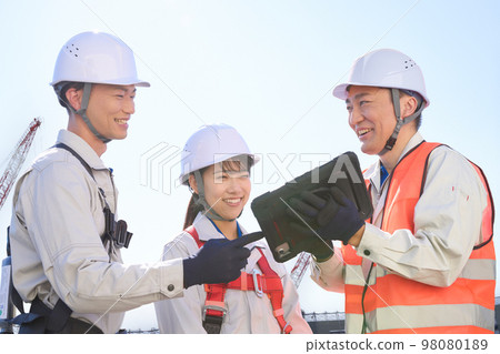 Workers having a meeting at the construction site Civil engineering construction site image Workers having a meeting at the construction site Civil engineering construction site image 98080189