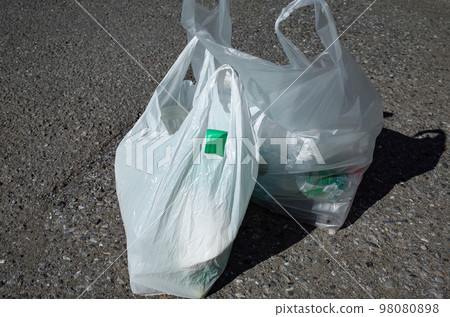 Garbage pick up on the beach Garbage pick up on the beach 98080898