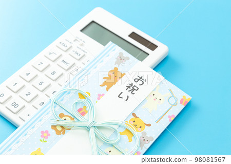 禮品信封和計算器淡藍色背景 98081567