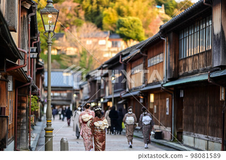 初冬漫步東茶屋區的遊客 98081589