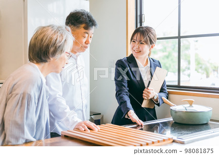 亞洲女商人（IH 爐）在房屋展廳、樣板房、房屋製造商向一對老年夫婦解釋 98081875