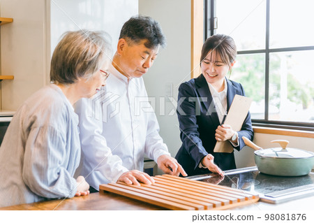 亞洲女商人（IH 爐）在房屋展廳、樣板房、房屋製造商向一對老年夫婦解釋 98081876