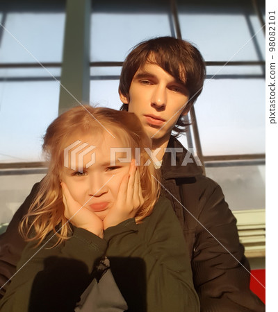 happy dad with his funny daughter posing for the camera 98082101