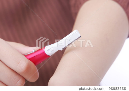 去除不想要的頭髮的一個少婦 98082388