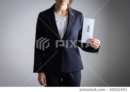 一位提出退休申請的女性 一位提出退休申請的女性 98082893