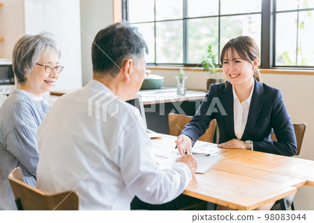 Asian woman who is a social worker, social worker, care manager, and case worker talking to the elderly 98083044