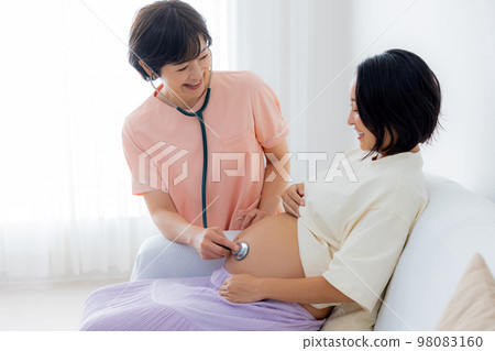 Pregnant woman midwife 98083160
