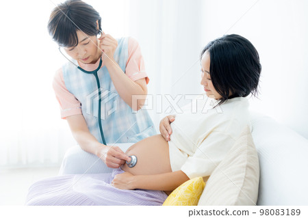 Pregnant woman midwife 98083189