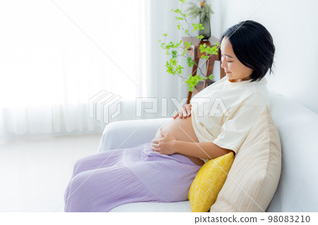 Pregnant woman midwife Pregnant woman midwife 98083210