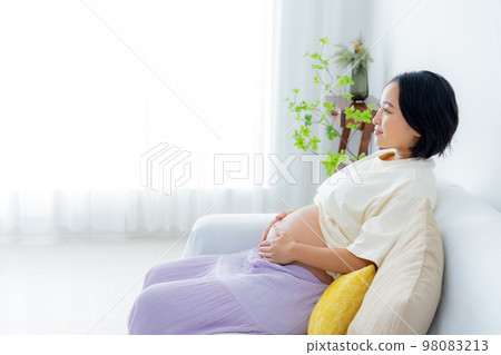 Pregnant woman midwife 98083213