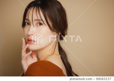 A woman in a brown cut-and-sew 98083237