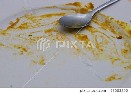 Dishes after eating curry Dirty dishes before washing 98083290