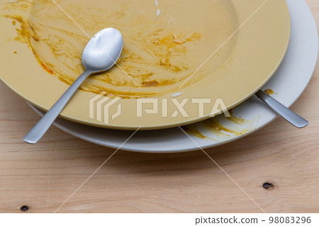 吃咖哩後的盤子 洗前的髒盤子 98083296