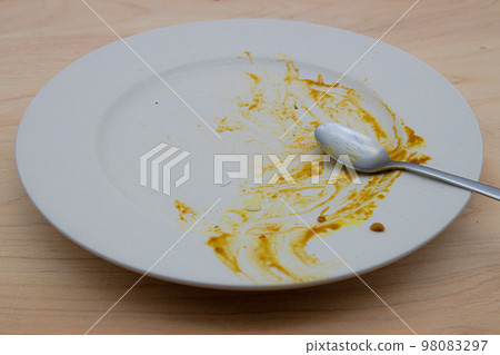 Dishes after eating curry Dirty dishes before washing 98083297
