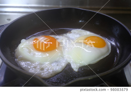Scene of making breakfast in an ordinary family Scene of making breakfast in an ordinary family 98083879