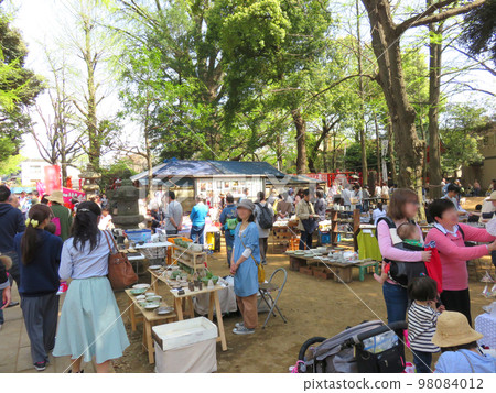 神社內的跳蚤市場 98084012