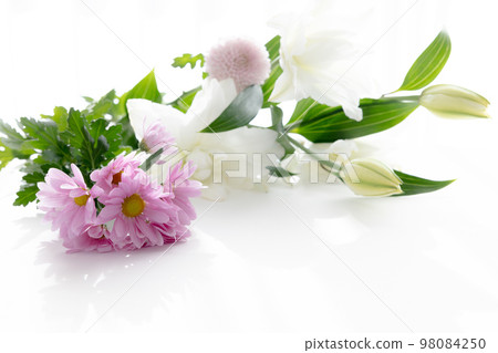 切花百合花為背景 98084250