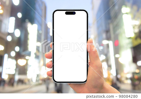 銀座步行街的智能手機 14pro(合成) 銀座步行街的智能手機 14pro(合成) 98084280