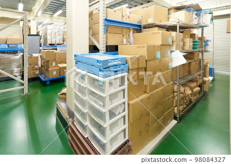 堆放紙箱的倉庫 庫存設施 物流形象 堆放紙箱的倉庫 庫存設施 物流形象 98084327