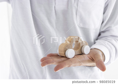 拿著玩具汽車的男性手 拿著玩具汽車的男性手 98085019