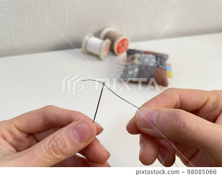 Hand-up for threading the needle 98085066