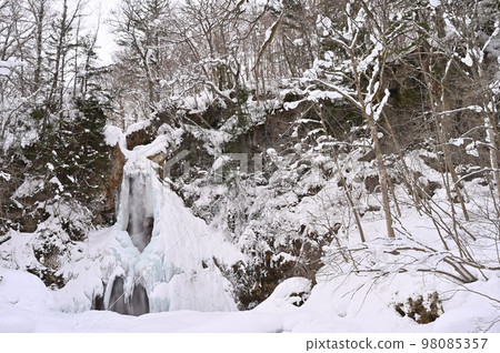 Nanataki Falls that has begun to freeze 98085357