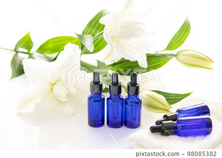 Aroma oil bottle and lily flower Aroma oil bottle and lily flower 98085382
