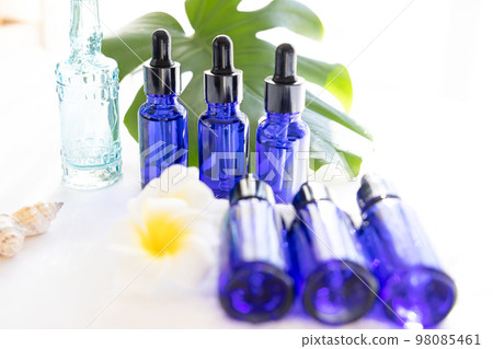 芳香油瓶和龜背竹葉 98085461
