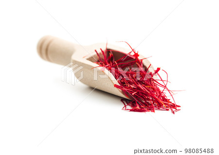 Dried saffron spice in wooden scoop isolated on white background. 98085488