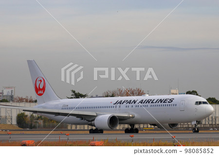 Takeoff and landing at Osaka Itami Airport Takeoff and landing at Osaka Itami Airport 98085852