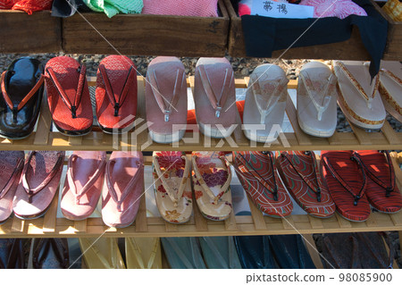 古董市場上展示的 Zori 涼鞋 古董市場上展示的 Zori 涼鞋 98085900